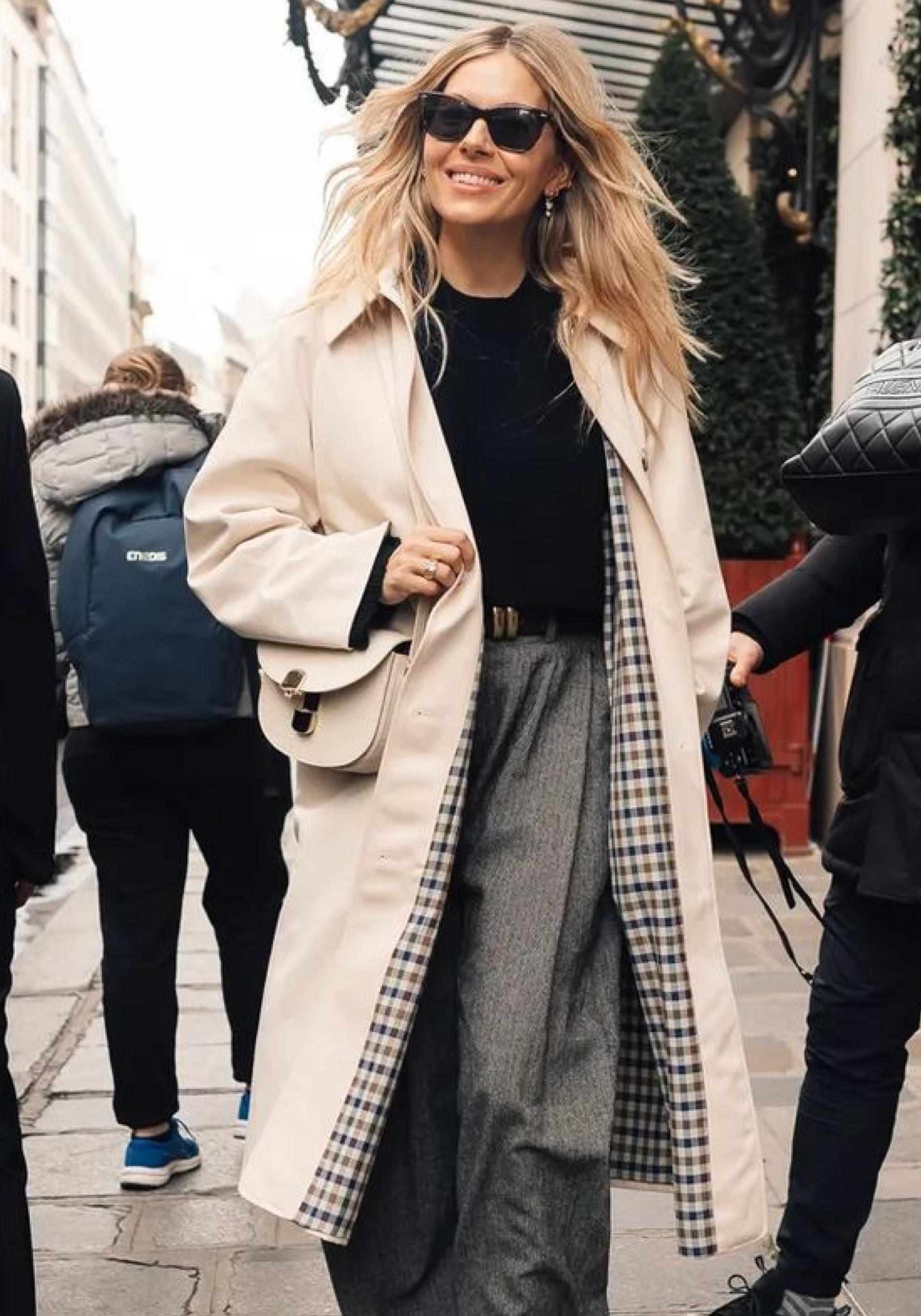 Sienna Miller con gabardina clásica