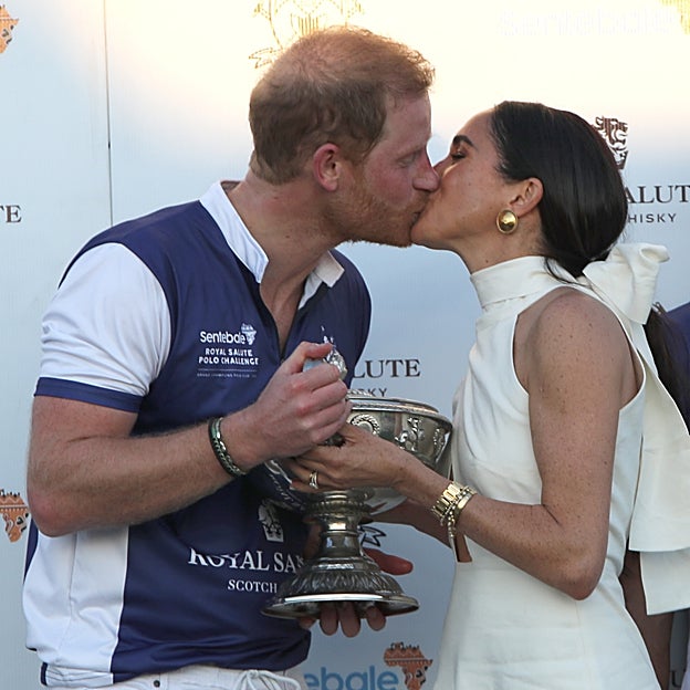 Harry y Meghan, muy cariñosos tras un partido de polo. 