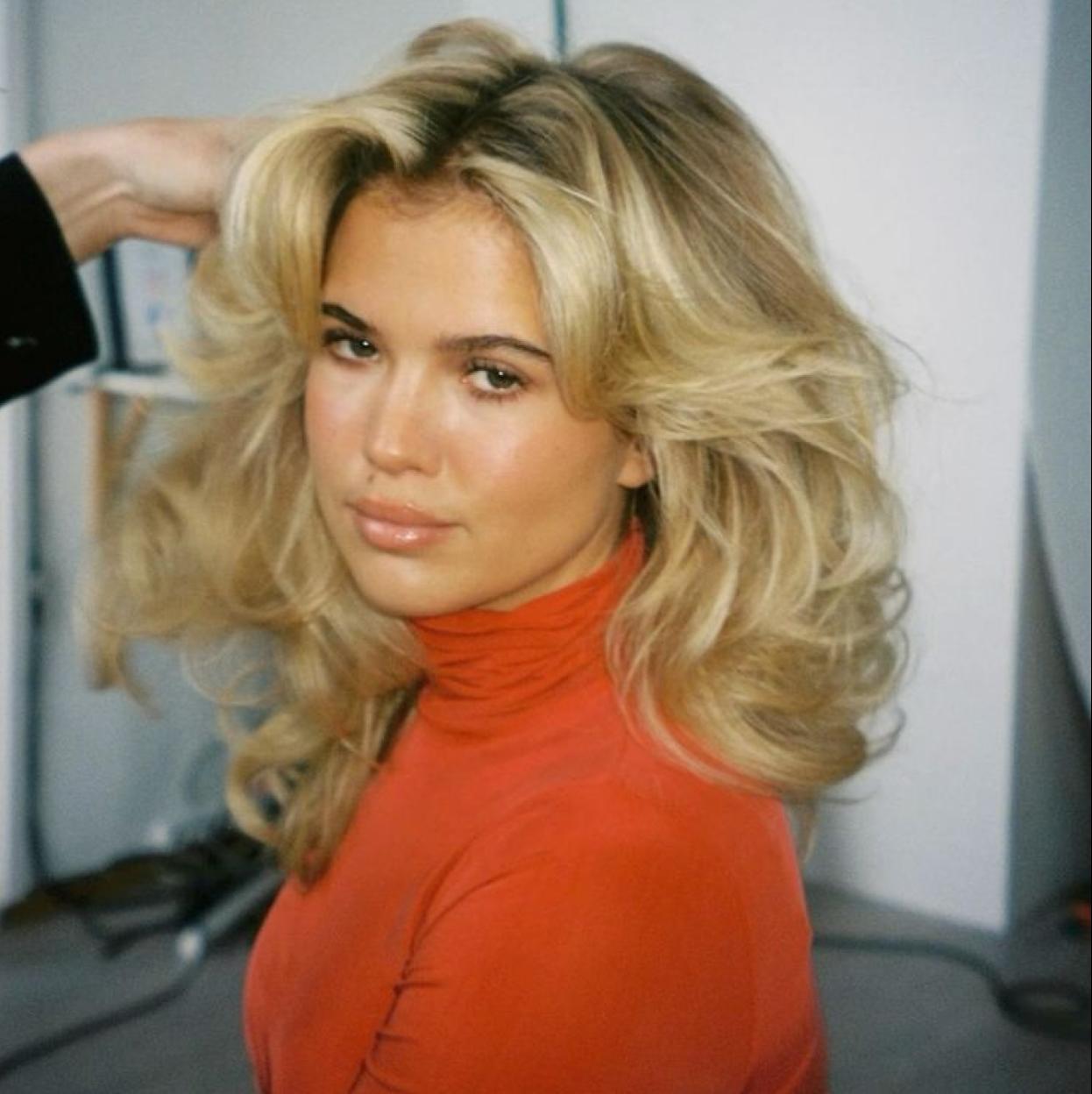 Influencer con pelo con mucho volumen