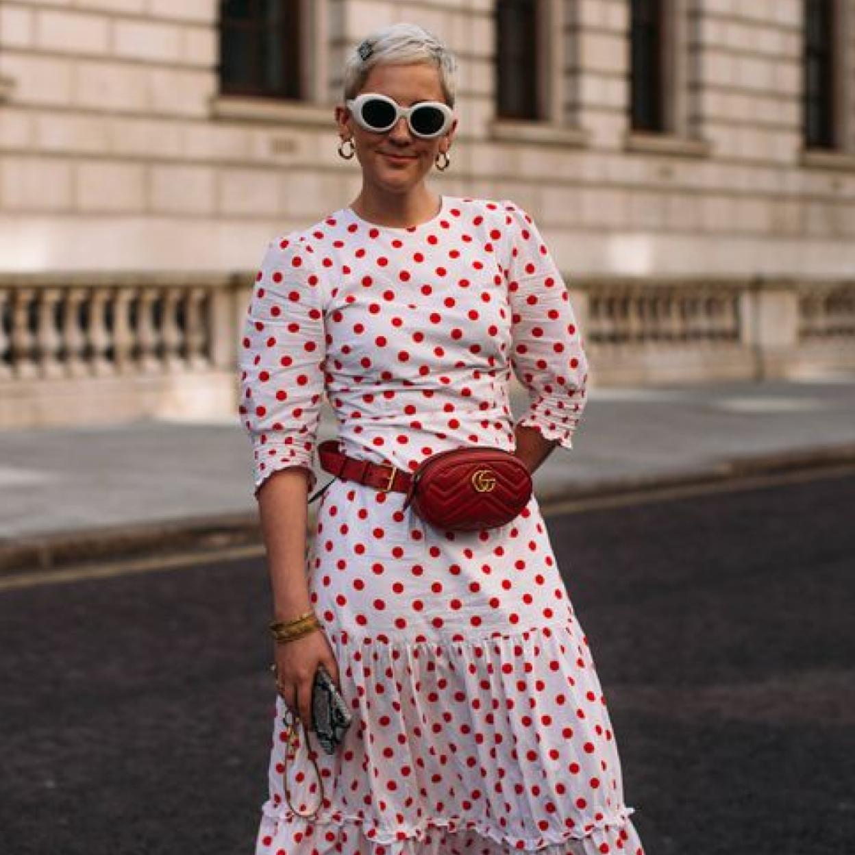 Por qué merece la pena comprar un vestido de lunares rebajado