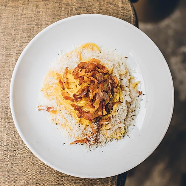 En Benzina los coches han dado paso a las mesas y los deliciosos platos de su carta moderna y puramente italiana.