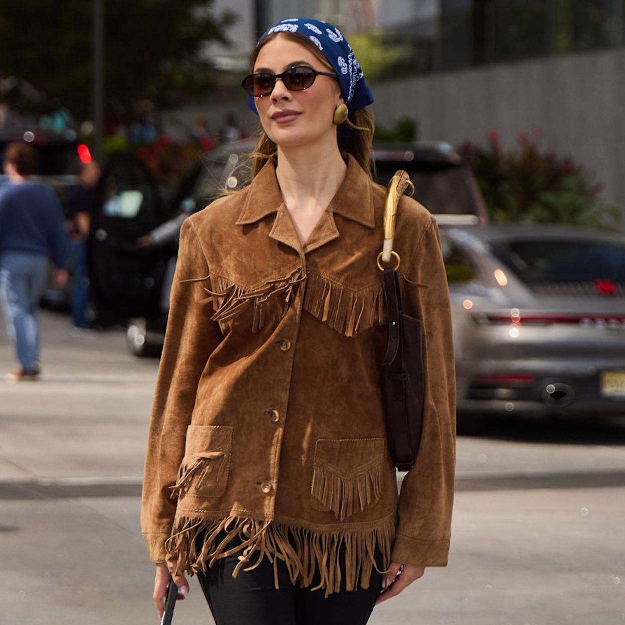 Mujer con chaqueta de flecos