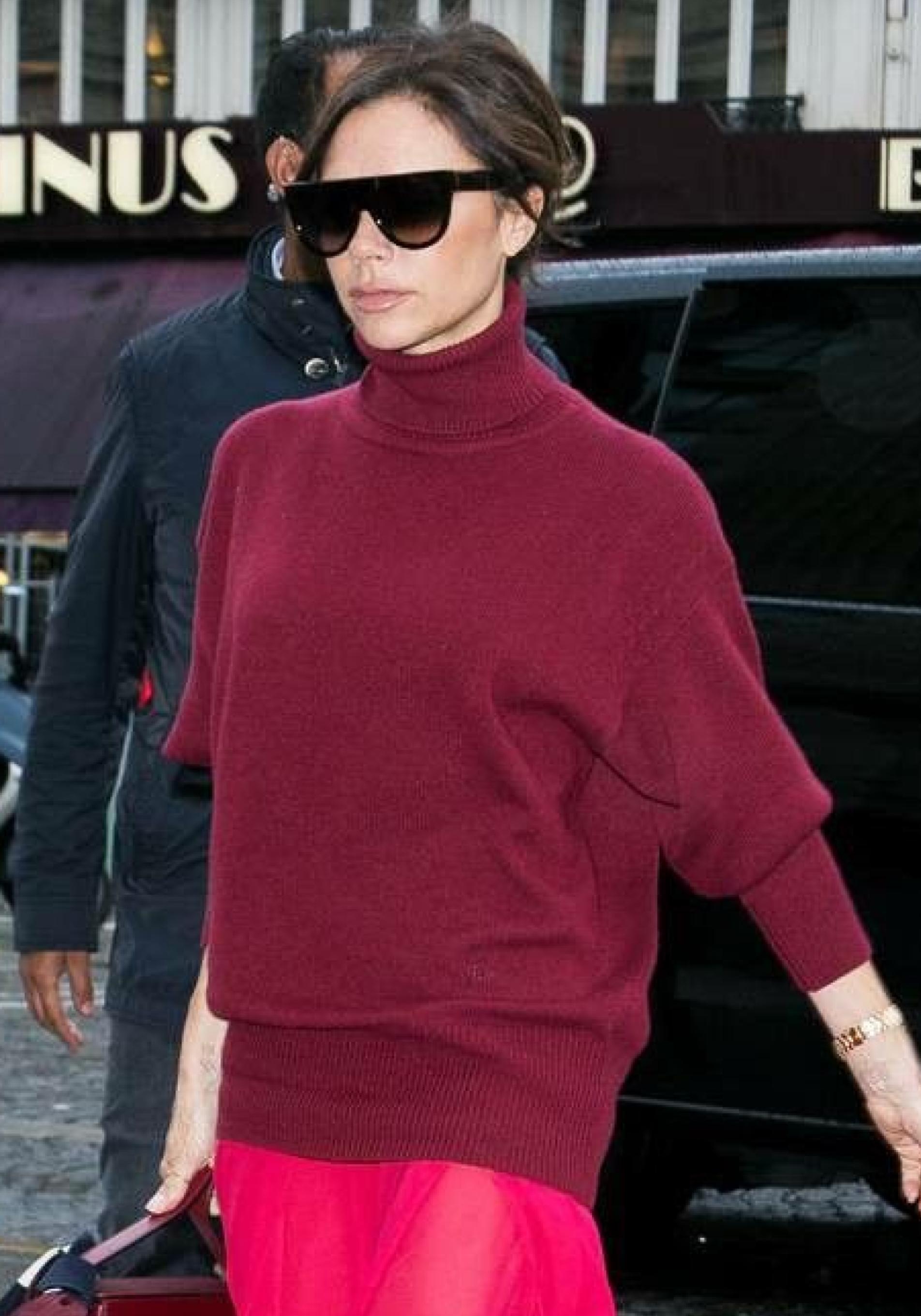 Victoria Beckham a los 50 con jersey burdeos