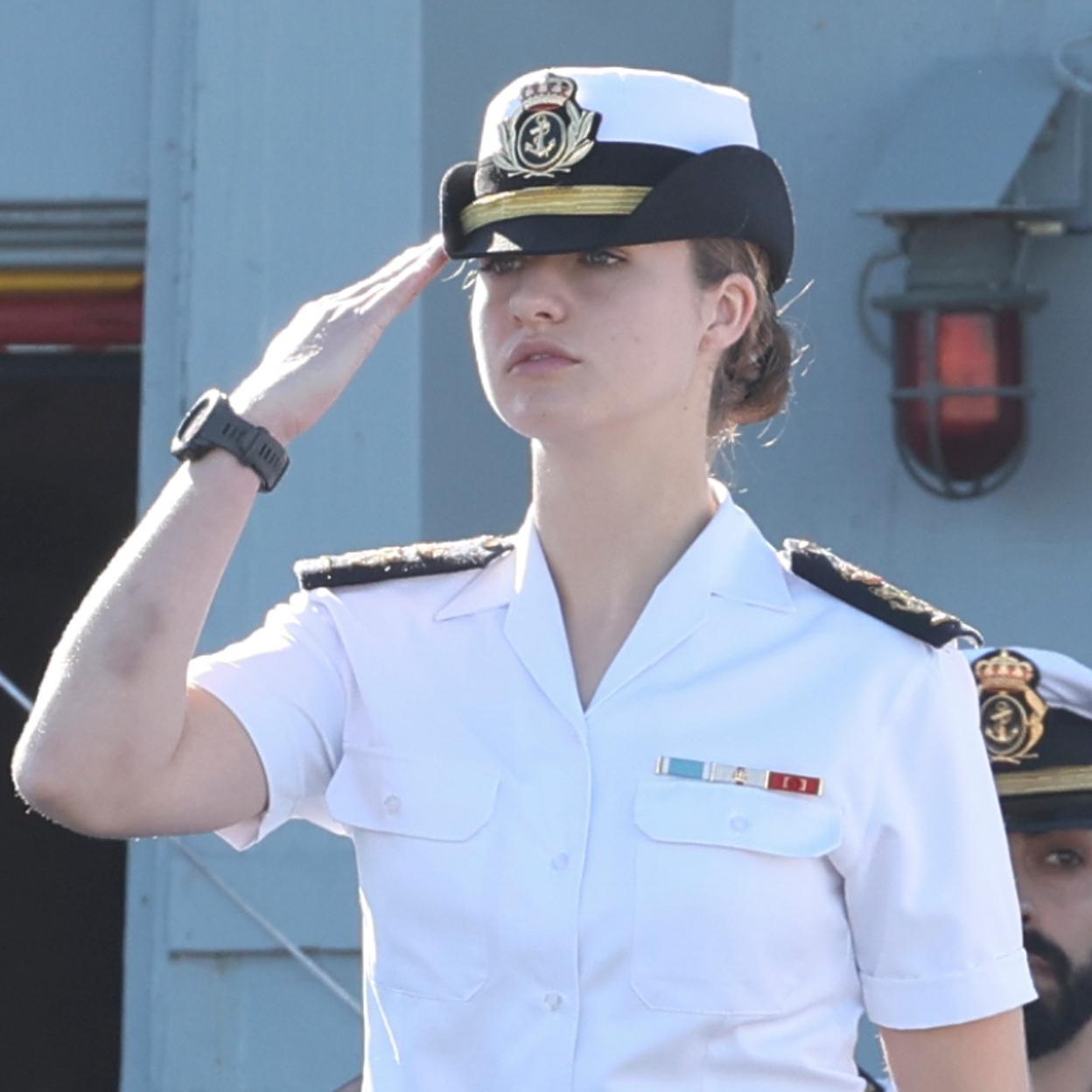 La princesa Leonor, a su llegada al puerto de Las Palmas de Gran Canaria, donde se detectó el primer moratón que testimonia la dureza de las maniobras a bordo. 