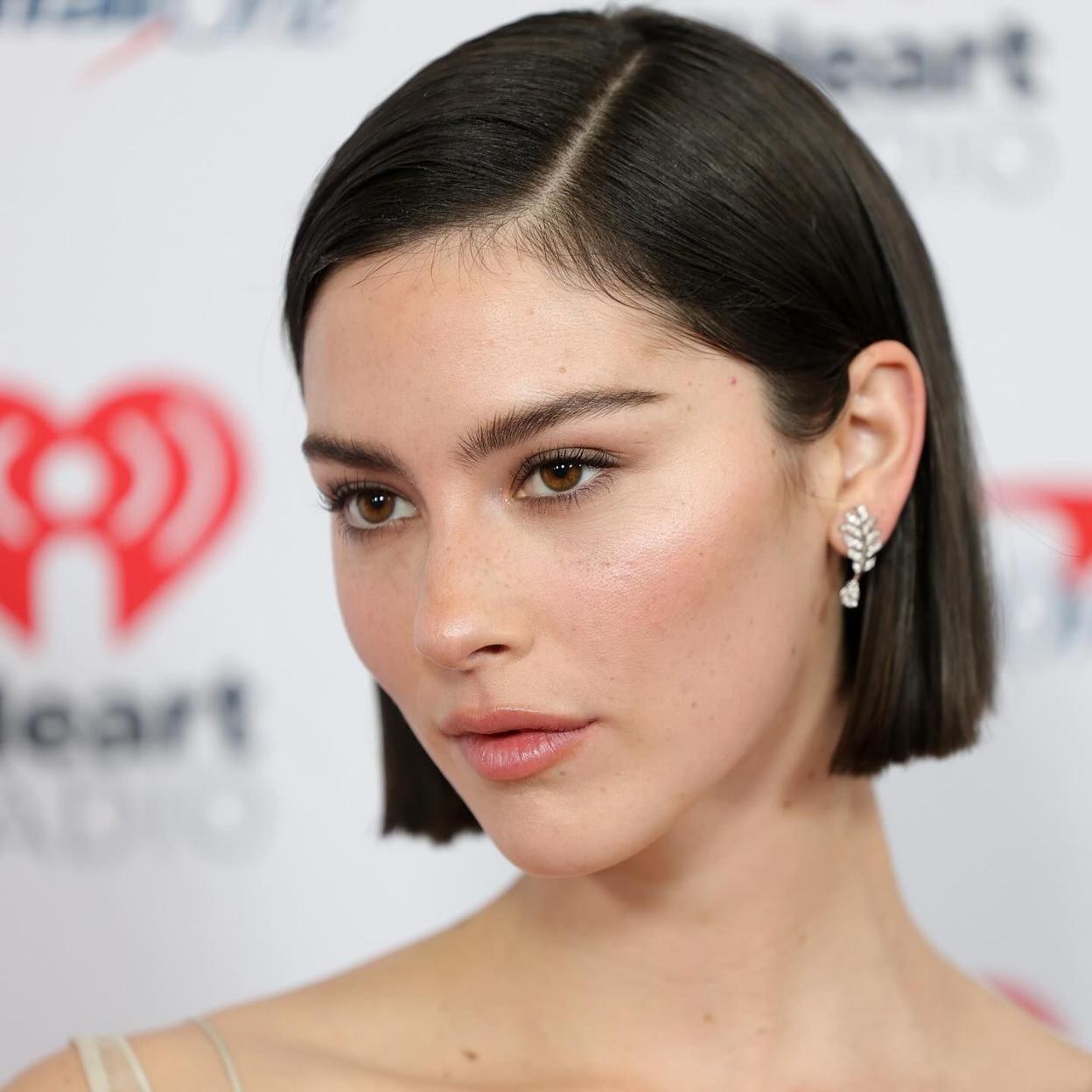 Gracie Abrams con mirada luminosa