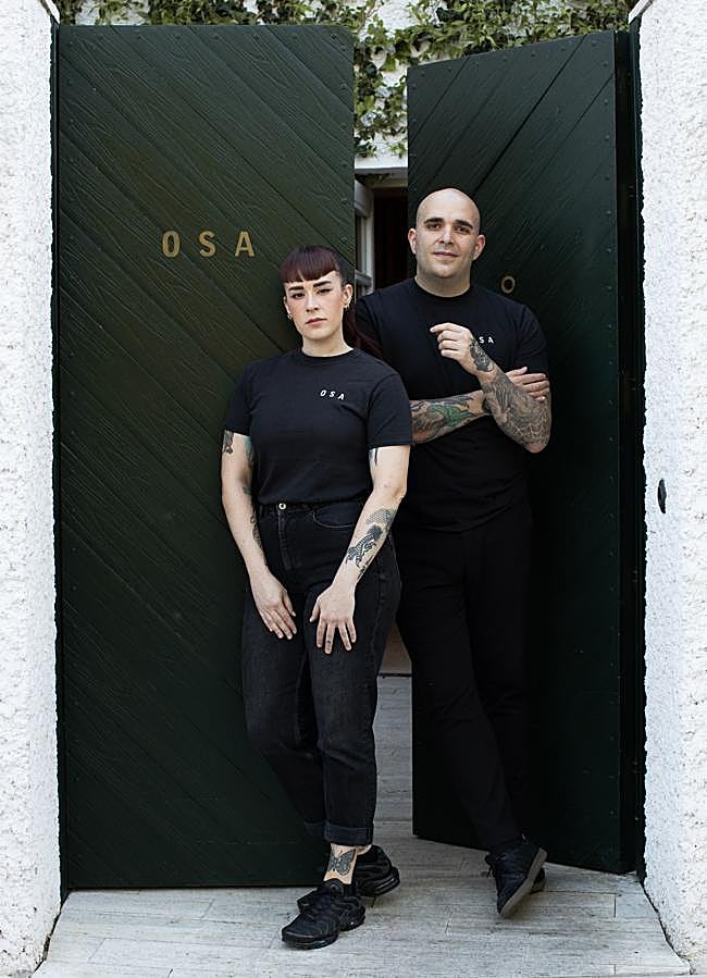 Imagen - Sara Peral y Jorge Muñoz en la puerta de entrada de OSA, su restaurante situado en el distrito madrileño de Moncloa - Aravaca. /DR