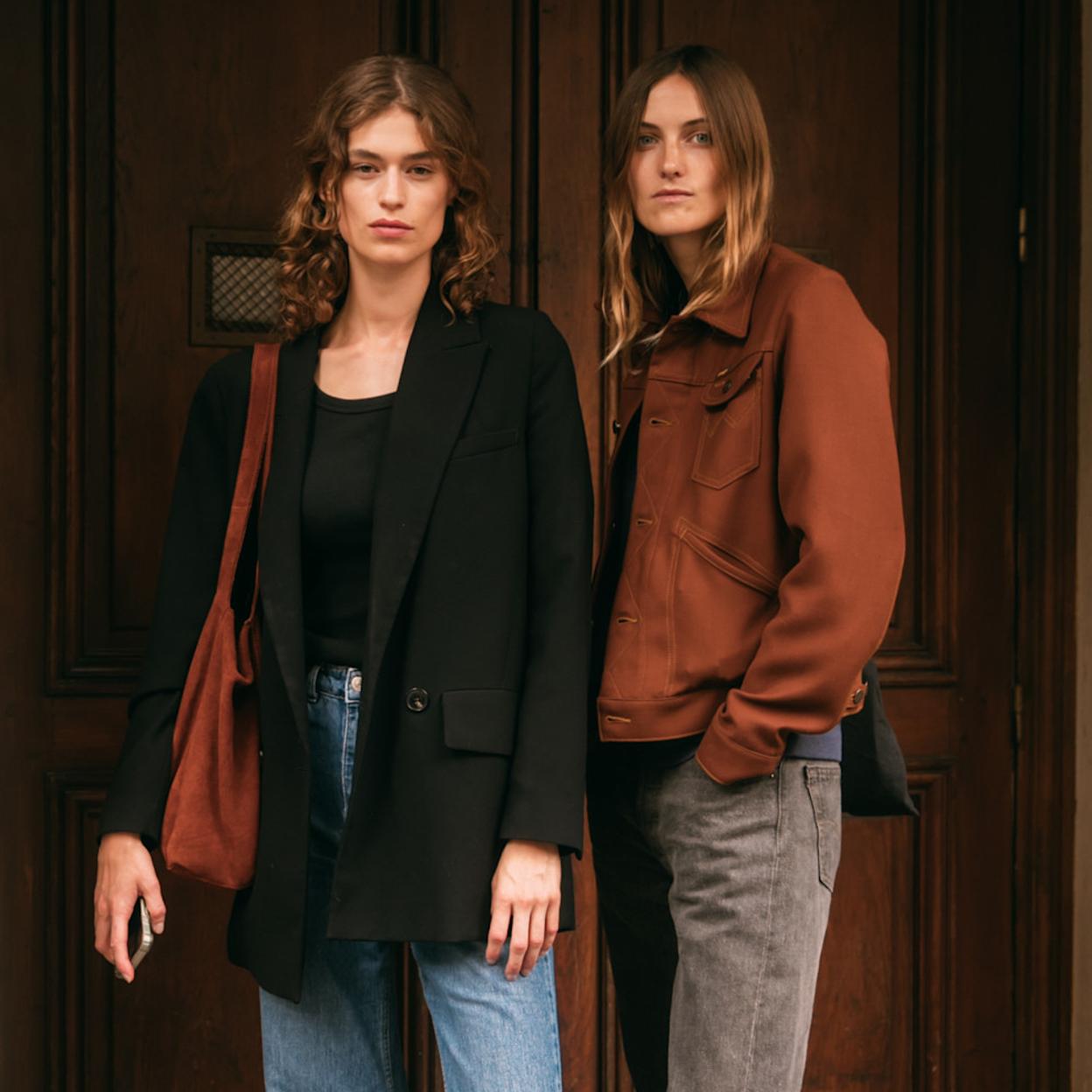 Mujeres con blazers y pantalones vaqueros