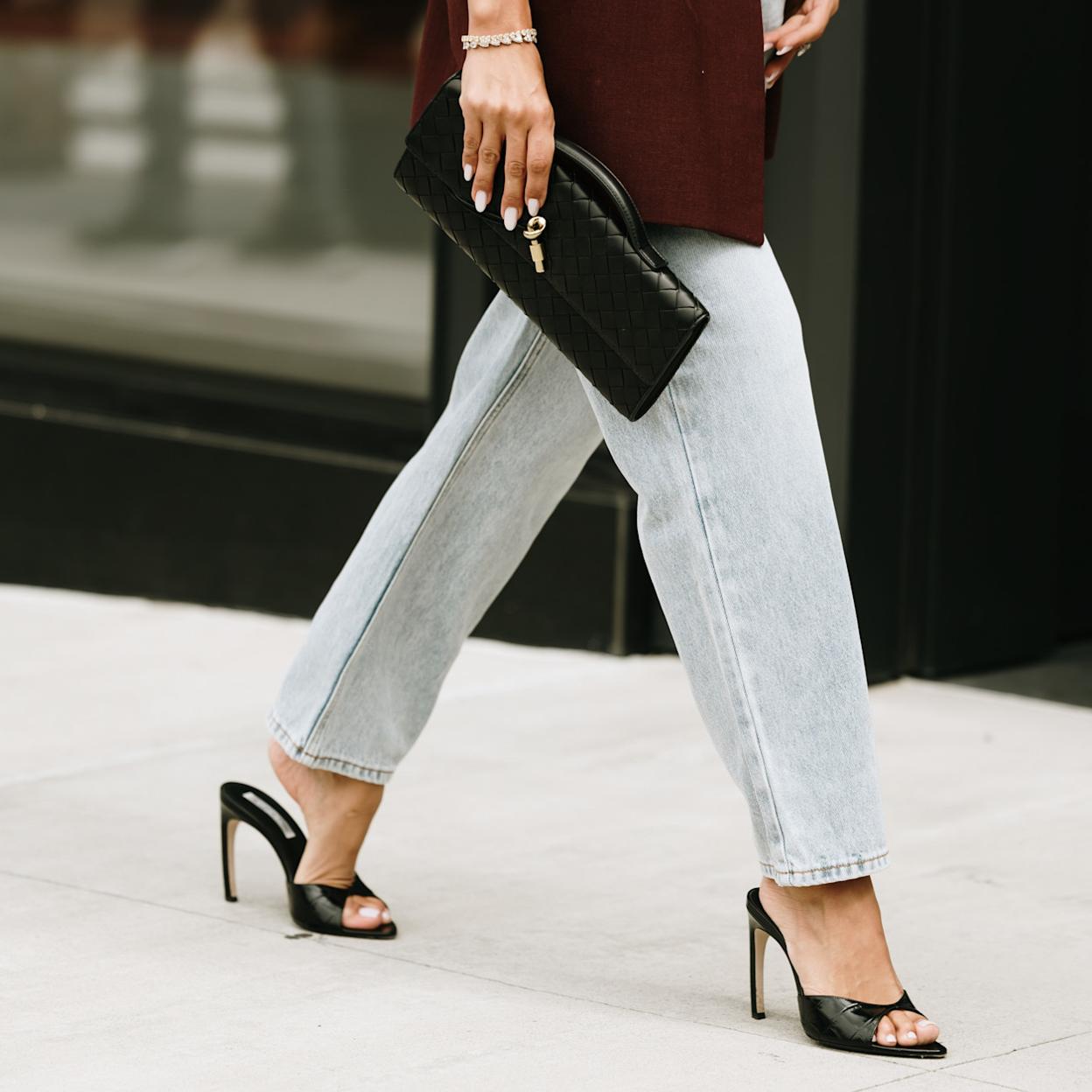 Mujer con pantalones rectos y zapatos de tacón