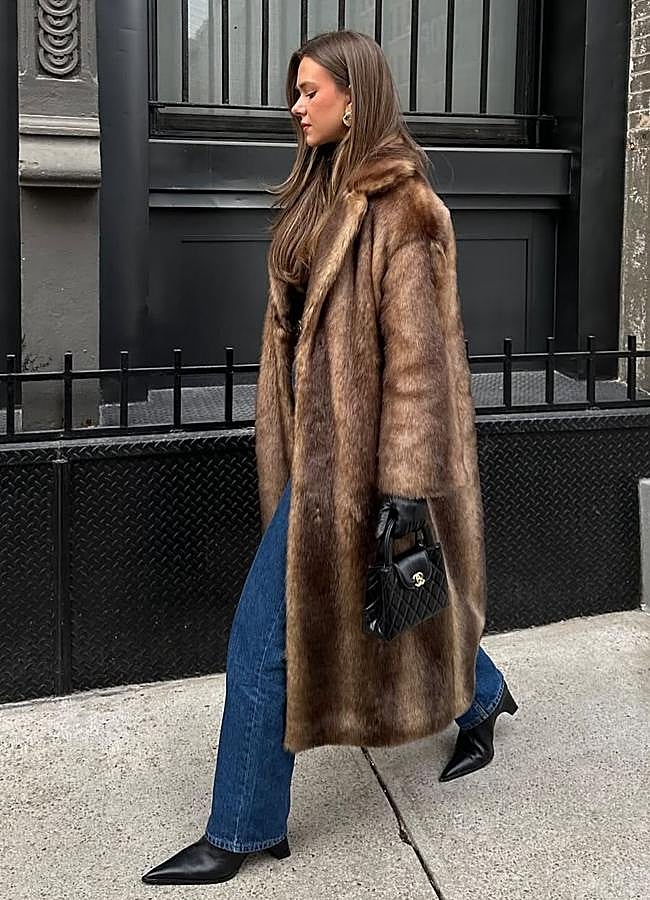 Imagen - Influencer con abrigo largo de pelo/ @onparledemode