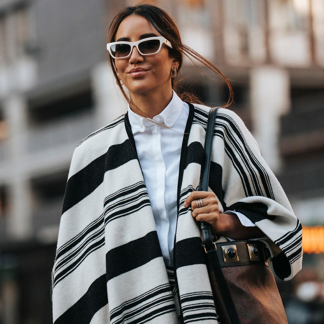 Mujer con look elegante