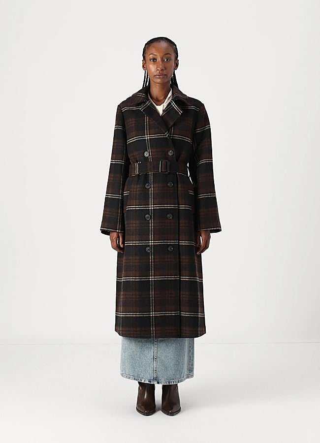 Imagen - Abrigo de cuadros con cinturón de Selected Femme, en Zalando, 319,95 euros.