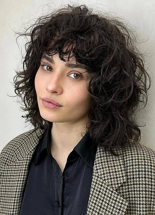 Imagen - Modelo con corte de pelo rizado estilo morrison/@vstudiobyvolkan