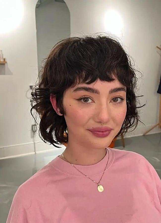 Imagen - Modelo con corte shaggy bob para cabello rizado/@anti.dote_studio