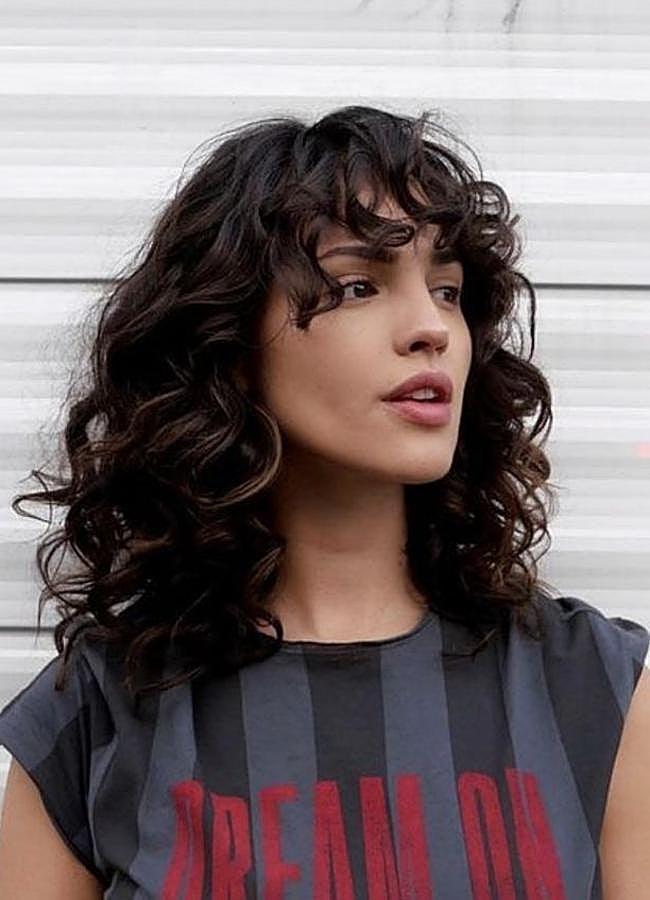 Imagen - Eiza Gonzalez con corte mariposa rizado y flequillo cortina/@eizagonzalez