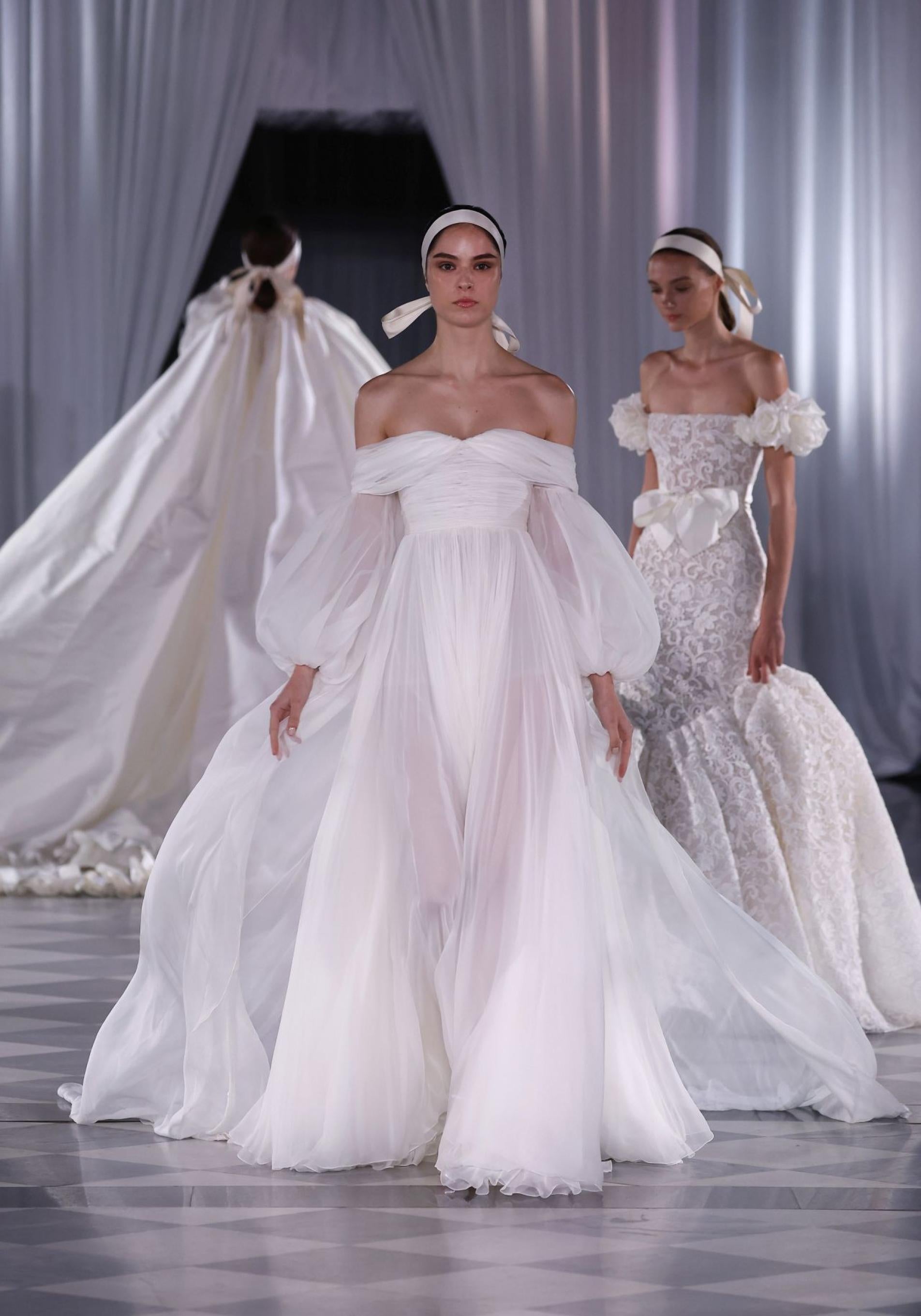Desfile nupcial de Giambattista Valli en la Barcelona Bridal Fashion Week 2024.