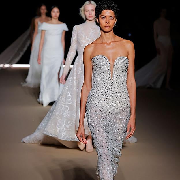 Imagen principal - Desfiles de Pronovias, YolanCris e Isabel Sanchis en 2024.