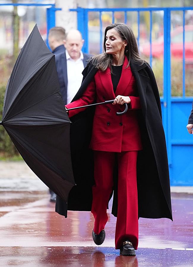 Imagen - La reina Letizia llegó al acto con abrigo negro y paraguas. / LIMITED PICTURES