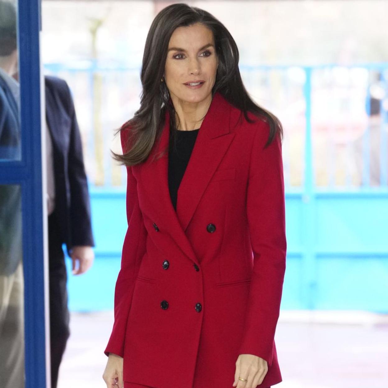 La reina Letizia con un traje rojo en Madrid.