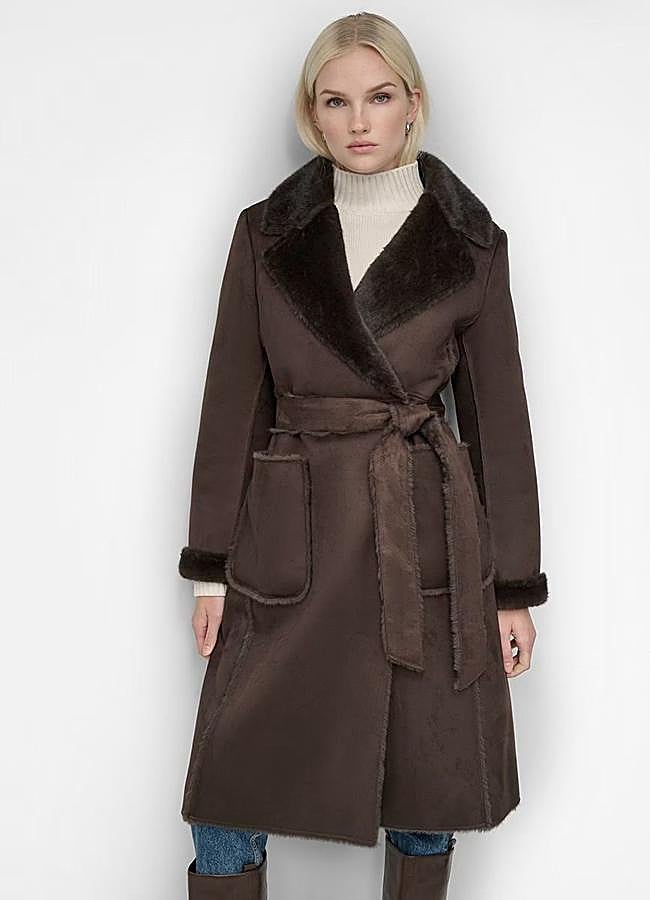 Imagen - Abrigo con cuello de pelo marrón chocolate