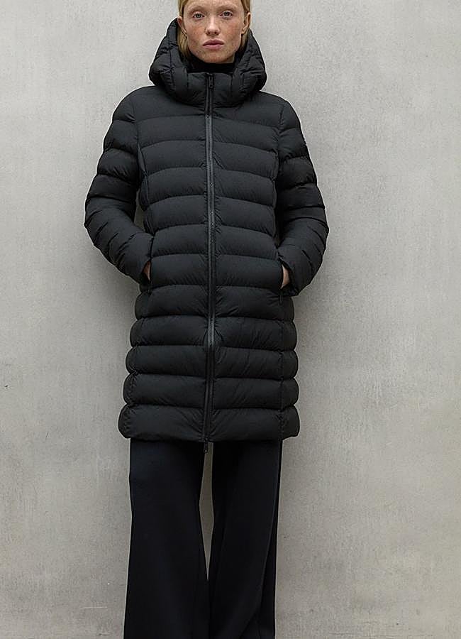 Imagen - Abrigo acolchado negro con capucha de Ecoalf, 207,90 euros.