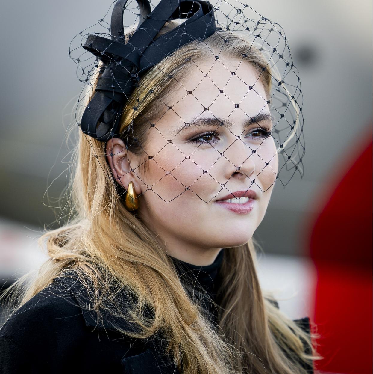 Amalia de Holanda aterriza en el aeropuerto de Katowice en Polonia para acudir al acto conmemorativo del 80 aniversario de la liberación de Auschwitz.