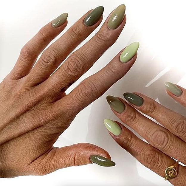 Manicura multitono en verde oliva