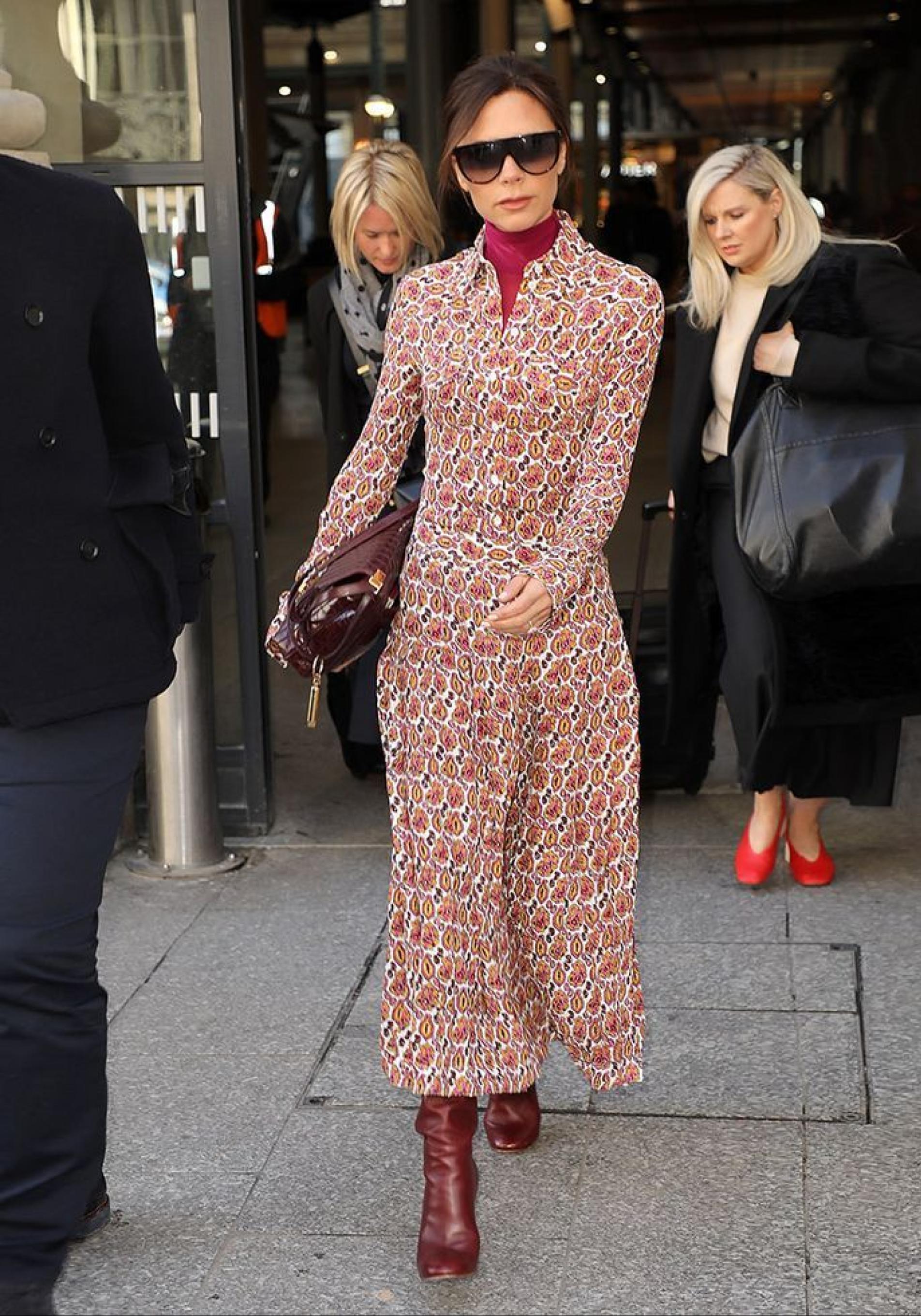 Victoria Beckham con vestido camisero elegante a los 50 años