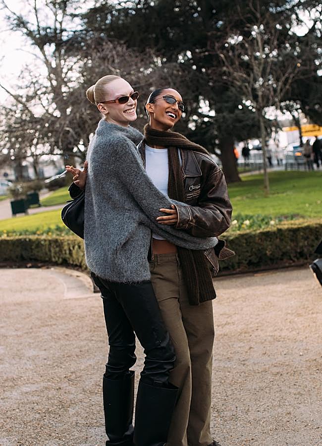 Imagen - Unas chicas con gafas de sol esilo noventero en París. Foto: Launchmetrics spotlight.