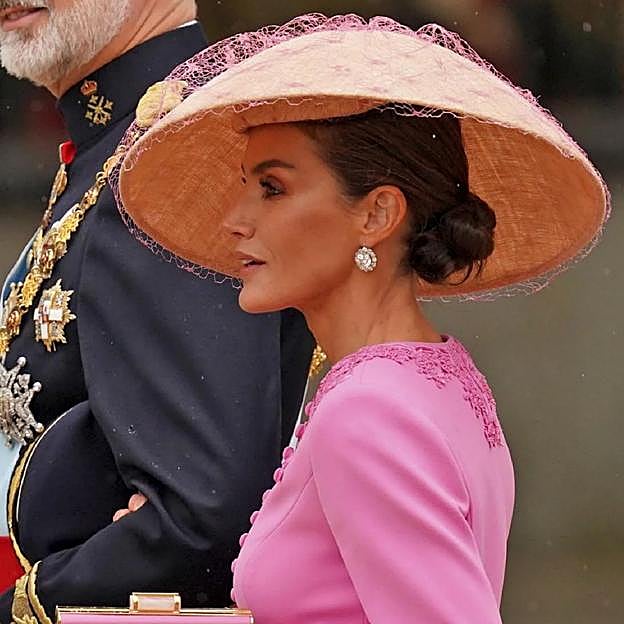 La reina Letizia en la coronación de Carlos III