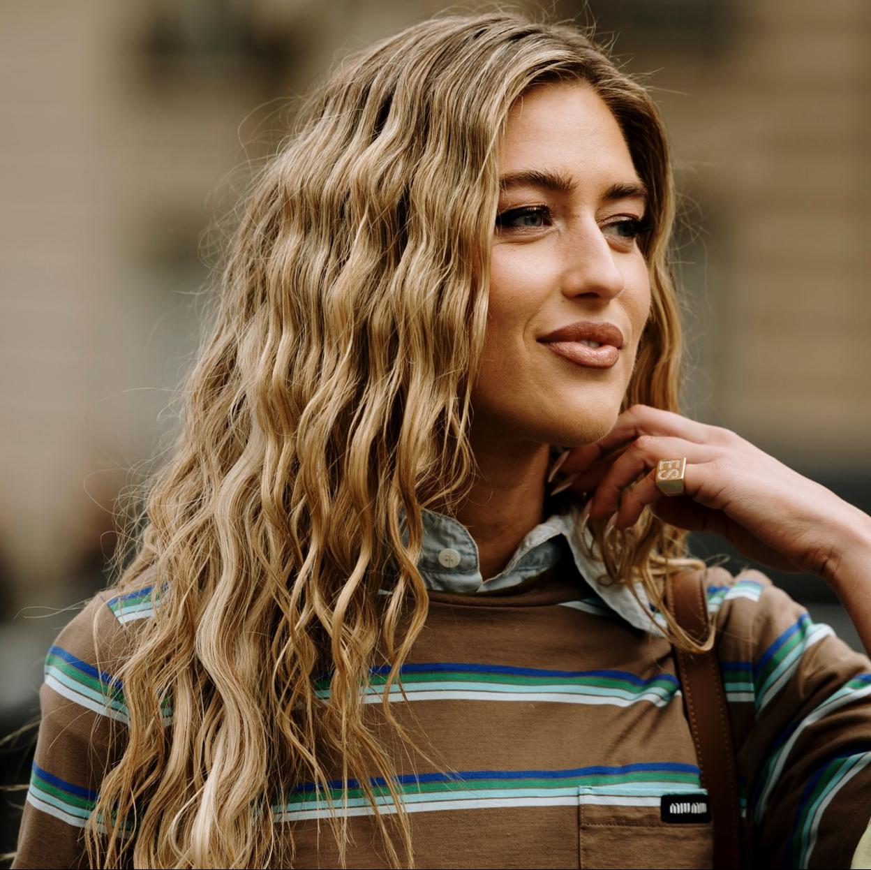 Emili Sindlev con el pelo ondulado.