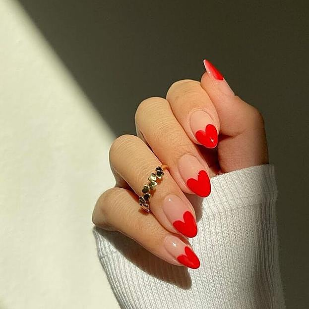 Manicura con corazones rojos