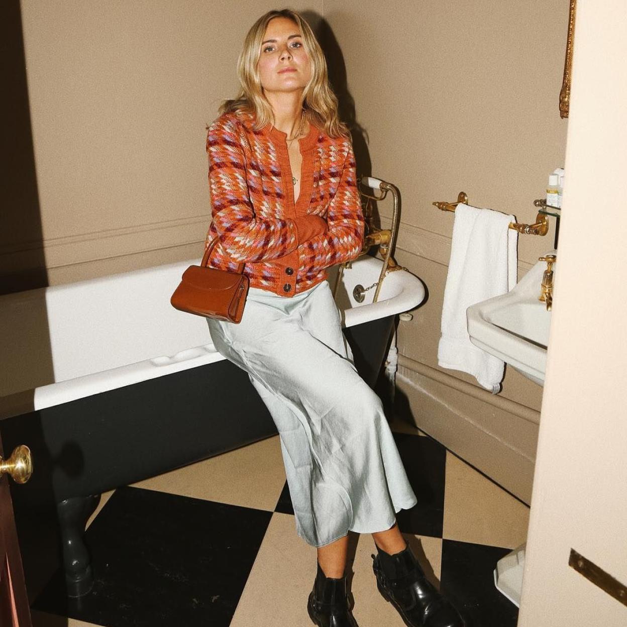 Influencer con cárdigan estampado