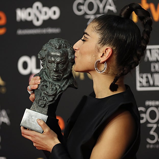 Carolina Yuste besando su Premio Goya. 