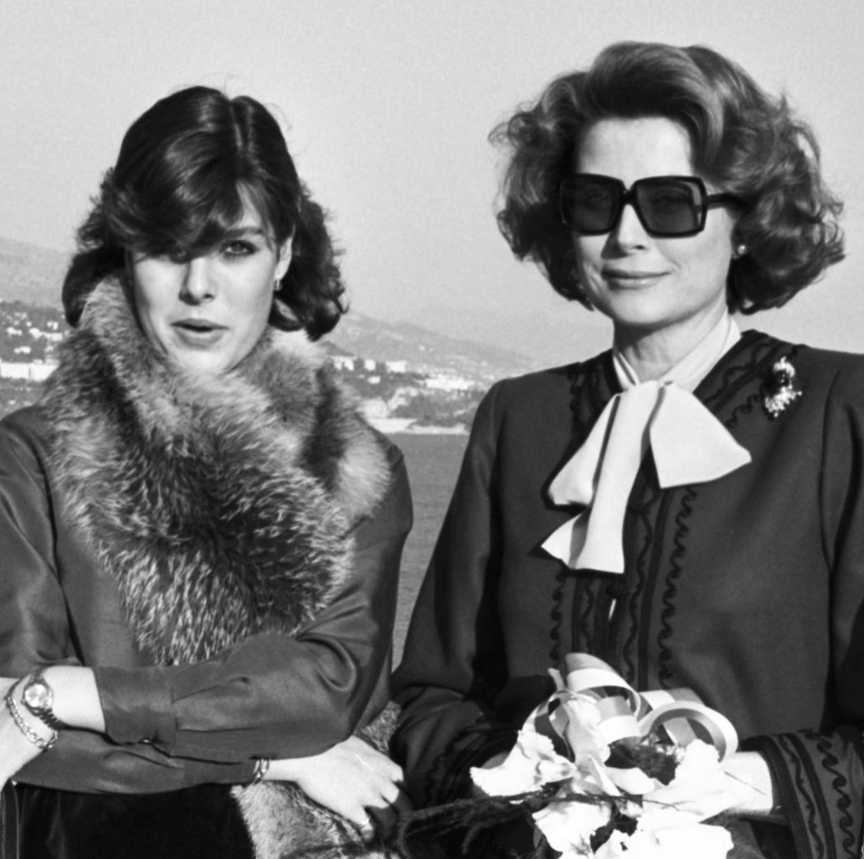 Carolina de Mónaco y Grace Kelly, en Montecarlo en 1975. 