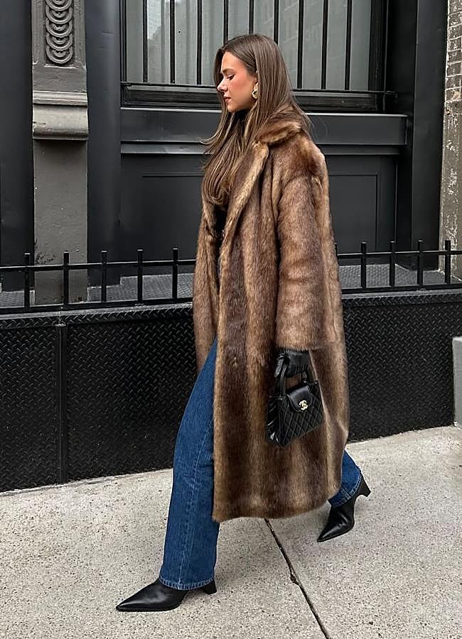 Imagen - Mujer con vaqueros oscuros, abrigo de pelo y botines de tacón/ @onparledemode