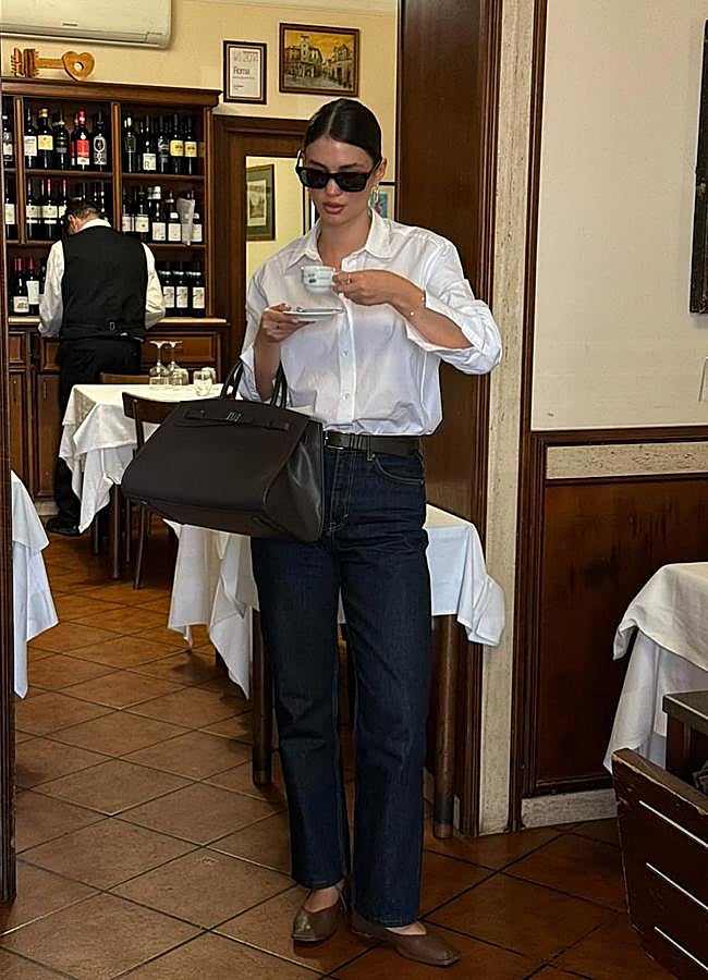 Imagen - Mujer con pantalón vaquero oscuro, camisa blanca y bailarinas@cristinahudacov