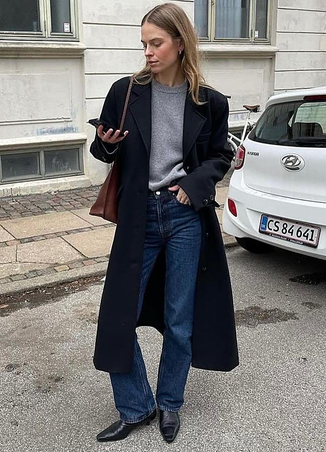 Imagen - Mujer con vaqueros oscuros, jersey y abrigo largo/ @onparledemode