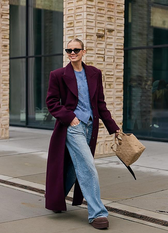 Imagen - Un look con abrigo en color berenjena. Foto: Launchmetrics spotlight.