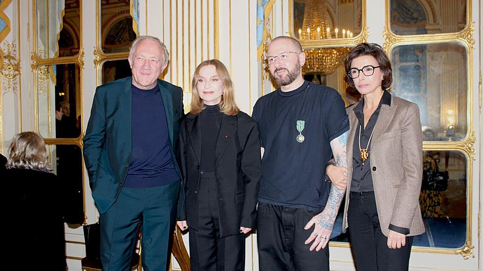 François-Henri Pinault (CEO de Kering), la actriz Isabelle Huppert, Demna Gvasalia y la ministra de Cultura de Francia, Rachida Dati