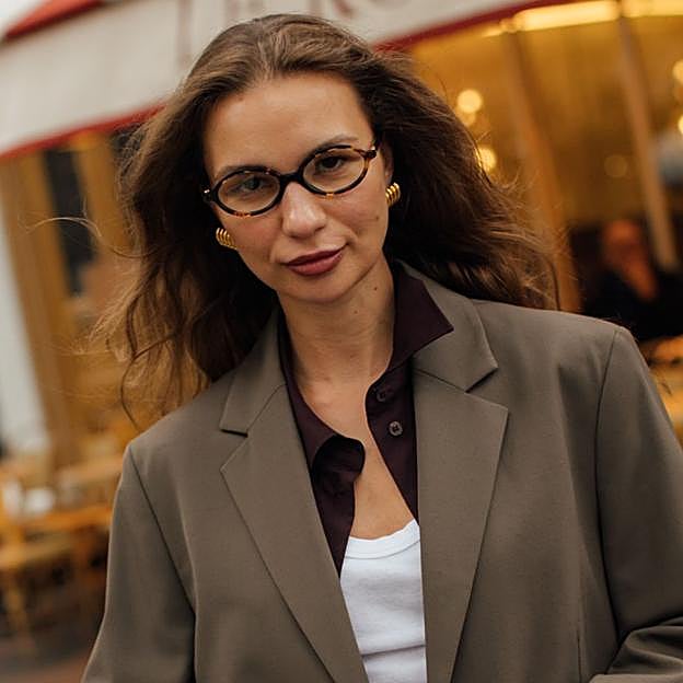 Imagen principal - Las gafas de Miu Miu triunfan en el street style.