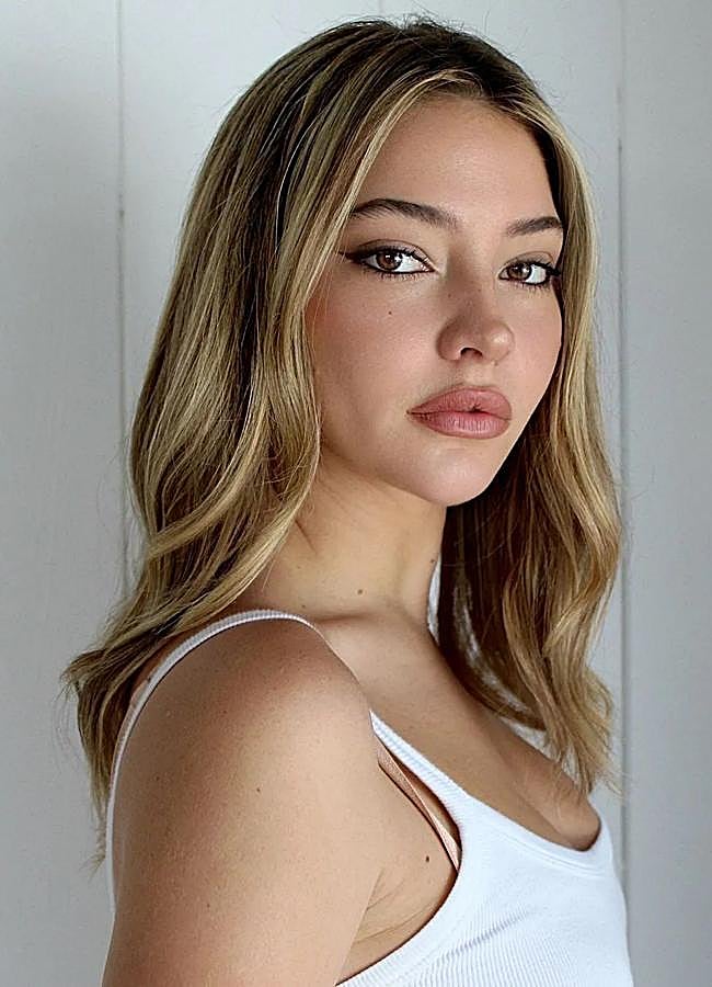 Imagen - Influencer con tono de rubio con mechas platino/@marcmena