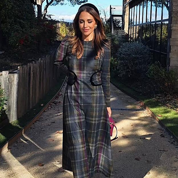 El look de invitada de invierno que es pura inspiración: vestido de cuadros y diadema