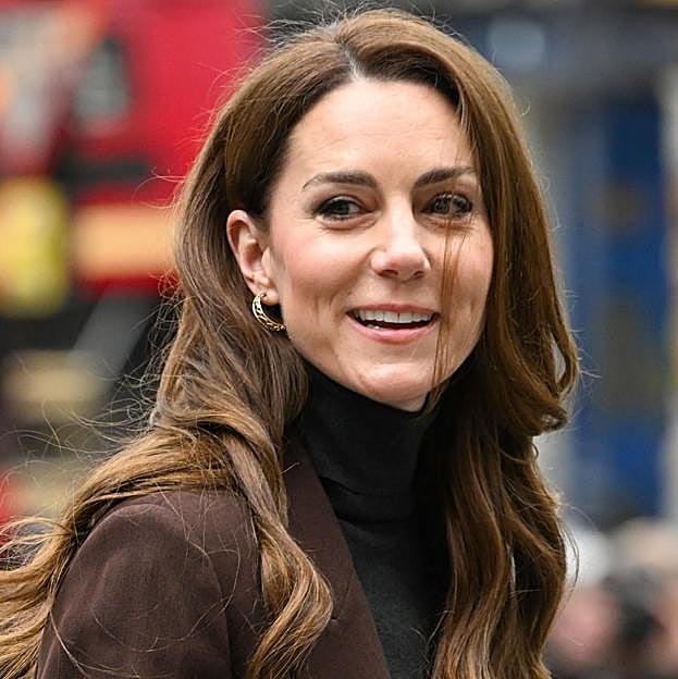 Kate Middleton tiene el look de oficina perfecto: pantalones que hacen tipazo y blazer en el color tendencia de la temporada