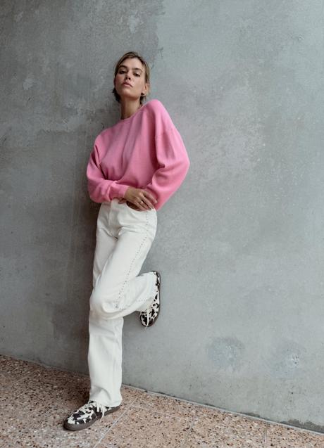 Imagen - Pantalones blancos con tachuelas de Zara (29,99 euros)