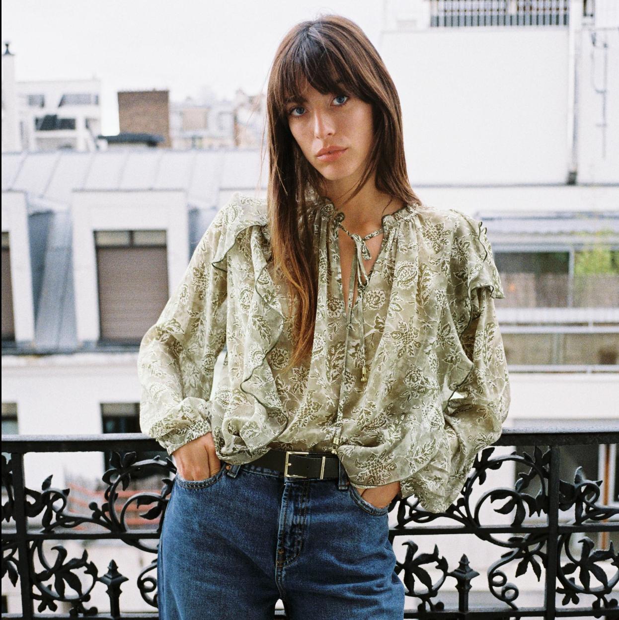 Camisas de aires bohemios, vestidos con cinturón, bolsos para llevar en bandolera y bailarinas con estampado animal.