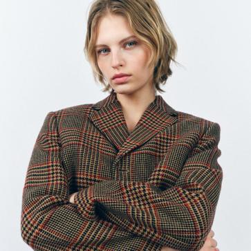 Imagen secundaria 1 - Blazer con estampado de cuadros en marrón de Zara (49,99 euros).