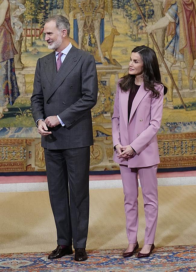 Imagen - La reina Letizia con traje rosa y zapatos burdeos, el color tendencia de la temporada. Foto: Limited Pictures.