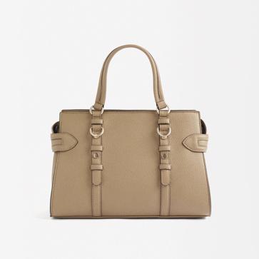 Imagen secundaria 1 - Zapato de salón de tacón de mujer de Tintoretto (59€ en El Corte Inglés)/ Bolso tote con textura de Parfois (15,99€)/ Pañuelo para cuello rayas azul de Women'secret (9,99€)