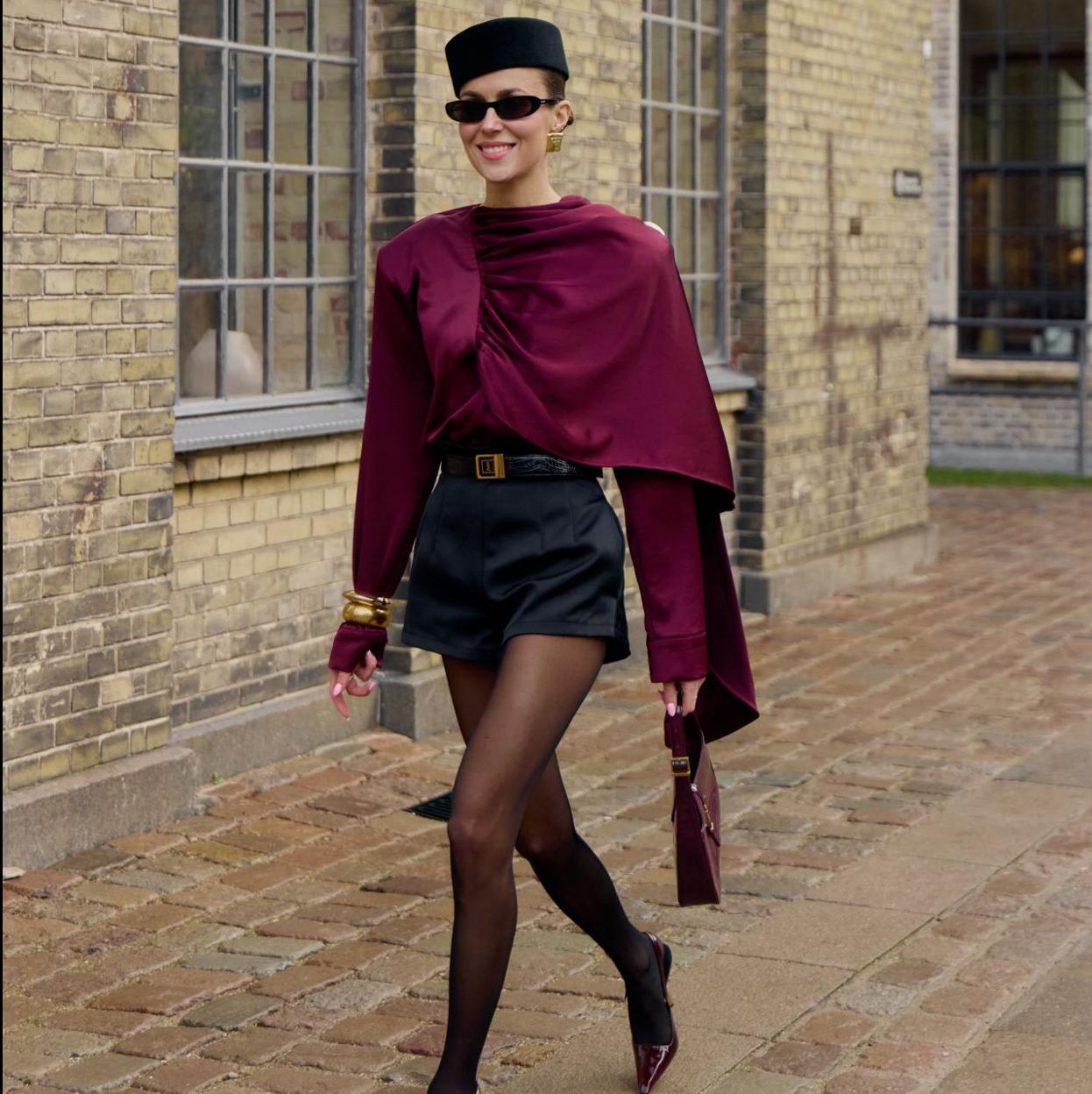 Un look de street style con medias marrones.