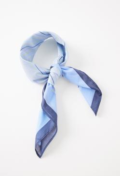 Imagen secundaria 2 - Zapato de salón de tacón de mujer de Tintoretto (59€ en El Corte Inglés)/ Bolso tote con textura de Parfois (15,99€)/ Pañuelo para cuello rayas azul de Women'secret (9,99€)